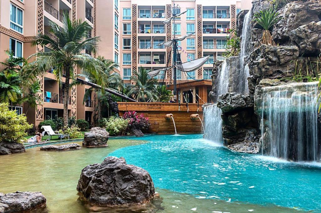 Atlantis Waterpark Lägenhet Jomtien Beach Exteriör bild